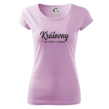 Černobílý nápis  Královny se rodí v srpnu