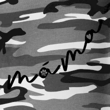 Psí máma se jmény na rukávu