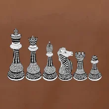 Šachové figurky v řadě - kreslené