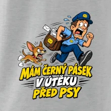 Černý pásek v útěku před psy