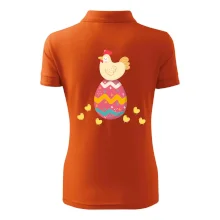 Slepice sedící na velikonočním vejci