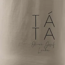 Nápis táta na prsu se jmény dětí