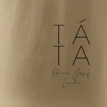 Nápis táta na prsu se jmény dětí