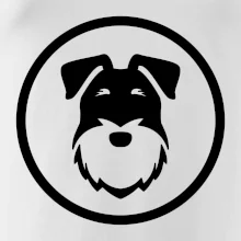 Knírač v kolečku na prsu