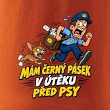 Černý pásek v útěku před psy