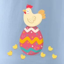 Slepice sedící na velikonočním vejci