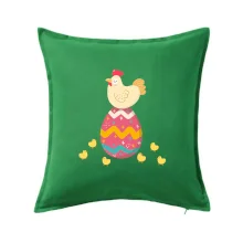 Slepice sedící na velikonočním vejci