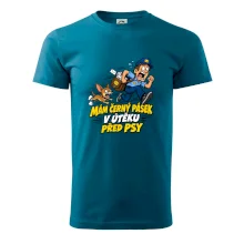 Černý pásek v útěku před psy