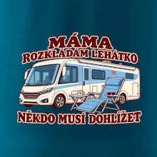 Máma rozkládám lehátko někdo musí dohlížet integrovaný obytňák