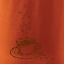 Hrnek plný čerstvé kávy