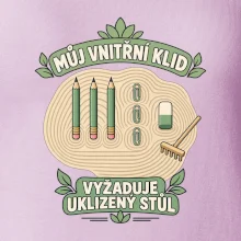 Můj vnitřní klid vyžaduje uklizený stůl