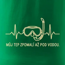 Můj tep zpomalí až pod vodou křivka EKG s maskou a šnorchlem