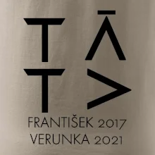 Táta v geometrickém fontu se jmény