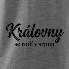 Černobílý nápis  Královny se rodí v srpnu