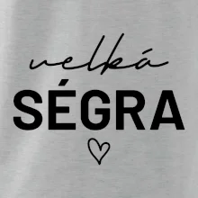 Velká ségra -  nápis na prsou