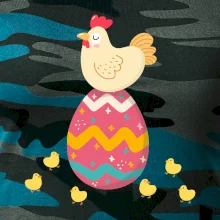 Slepice sedící na velikonočním vejci
