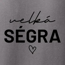 Velká ségra -  nápis na prsou