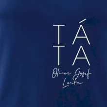 Nápis táta na prsu se jmény dětí