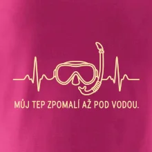 Můj tep zpomalí až pod vodou křivka EKG s maskou a šnorchlem