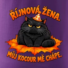 Říjnová žena mrzutý černý kocour na javorovém listu