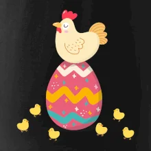 Slepice sedící na velikonočním vejci