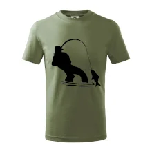 Rybář tahající rybu