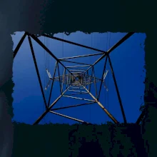 Stožár vysokého napětí zespodu