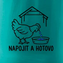 Slepice u misky s krmením