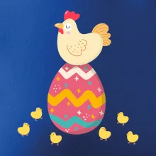 Slepice sedící na velikonočním vejci