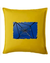 Stožár vysokého napětí zespodu