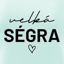 Velká ségra -  nápis na prsou