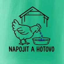 Slepice u misky s krmením