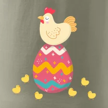 Slepice sedící na velikonočním vejci