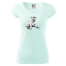 Černobílý buldok na skateboardu