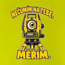 Geodet nečumím na tebe měřím