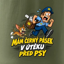 Černý pásek v útěku před psy