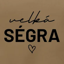 Velká ségra -  nápis na prsou