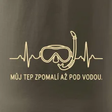 Můj tep zpomalí až pod vodou křivka EKG s maskou a šnorchlem