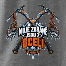 Alpinista se zbraněmi z oceli