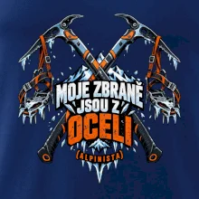 Alpinista se zbraněmi z oceli