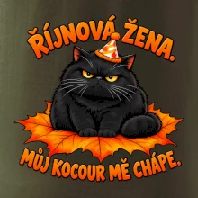Říjnová žena mrzutý černý kocour na javorovém listu