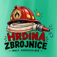 Hrdina s hasičskou přilbou a hadicí