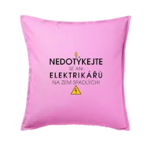 Nedotýkejte se ani elektrikářů na zem spadlých