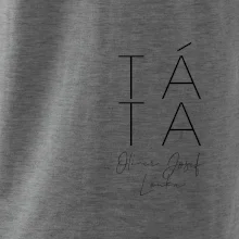 Nápis táta na prsu se jmény dětí