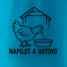 Slepice u misky s krmením