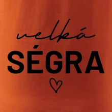 Velká ségra -  nápis na prsou