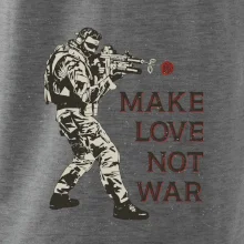 Růže ve zbrani, make love not war