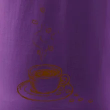 Hrnek plný čerstvé kávy