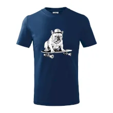 Černobílý buldok na skateboardu