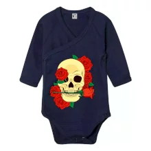 Lebka držící růži